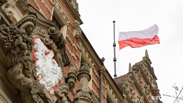 O 16 na maszt Zachodniopomorskiego Urzędu Wojewódzkiego w Szczecinie podniesiona została 5-metrowa flaga. To w ramach obchodów 78. rocznicy wybuchu Powstania Warszawskiego.