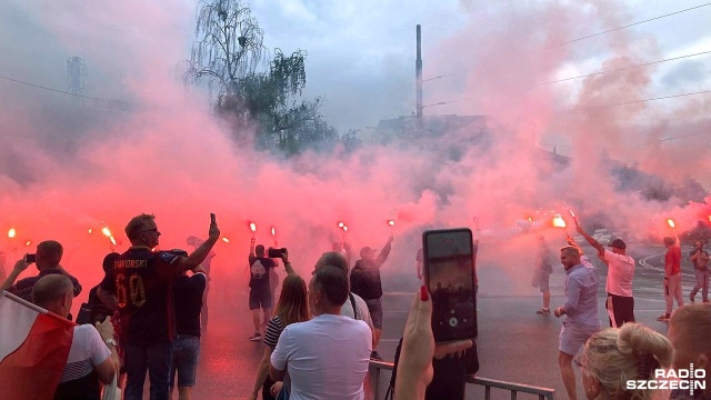 Gdy rozległy się syreny, zatrzymały się samochody, tramwaje a przechodnie odpalili race i przystanęli z biało czerwonymi flagami - tak w godzinę W, czyli punktualnie o 17 kilkuset szczecinian, przy Placu Szarych Szeregów, uczciło pamięć uczestników Powstania Warszawskiego.