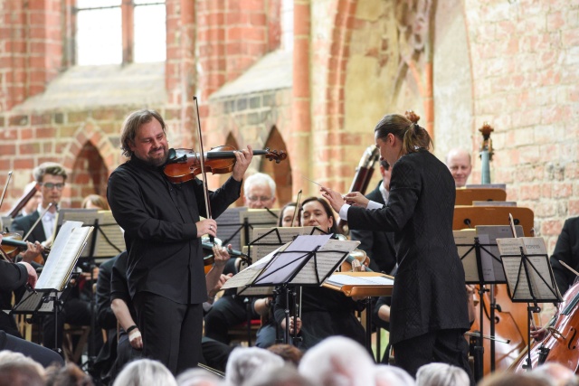 Burzą braw i owacjami na stojąco zakończył się w opactwie Choriner w Niemczech wczorajszy (31 lipca 2022 roku) koncert Międzynarodowego Festiwalu Musiksommer. Z wybitnym skrzypkiem Krzysztofem Jakowiczem zagrała Orkiestra Symfoniczna Filharmonii im. Mieczysława Karłowicza w Szczecinie pod dyrekcją Norberta Twórczyńskiego.