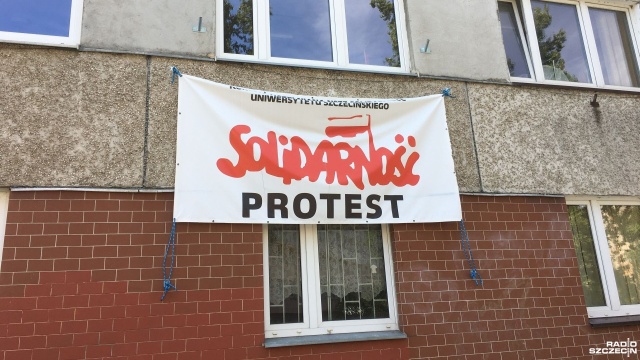 30-procentowej podwyżki wynagrodzeń domagają się pracownicy uczelni wyższych w Szczecinie. W związku z tym prowadzą akcję protestacyjną.