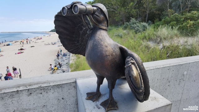 Nietypowy ratownik pojawił się na kołobrzeskiej plaży. Nazywa się Marian i jest kolejną rzeźbą z popularnego w mieście cyklu.