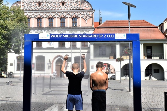 Upały nie odpuszczają. By choć trochę ulżyć przechodniom, stargardzki urząd miasta uruchomił na Rynku Staromiejskim kurtyny wodne.