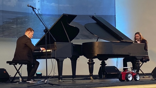 Mimo deszczu i późnej pory Muszla Koncertowa w Świnoujściu była wypełniona po brzegi, a to za sprawą Duetu Fortepianów Dwóch który zagrał podczas Markowego Festiwalu w Świnoujściu.