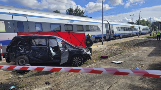 Około godziny 8:15 na przejeździe kolejowym w Miłogoszczy pociąg relacji Kołobrzeg-Kraków Główny, w którym jechało ponad 100 osób, zderzył się z samochodem osobowym marki Opel.
