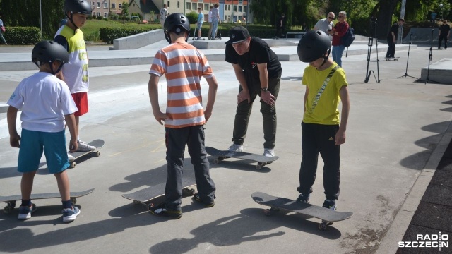 Skaterzy z Kołobrzegu mają powód do radości. W sobotę, przy miejskim stadionie, oficjalnie oddano do użytku skatepark. Poprzedni został zrównany z ziemią w maju, a w jego miejsce powstał zupełnie nowy plac z przeszkodami.