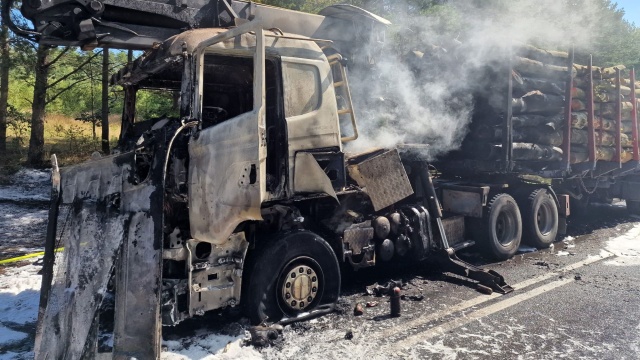 W miejscowości Kliszno, na odcinku między Manowem a Mostowem w stronę Koszalina, doszło do pożaru ciężarówki przewożącej drewno.