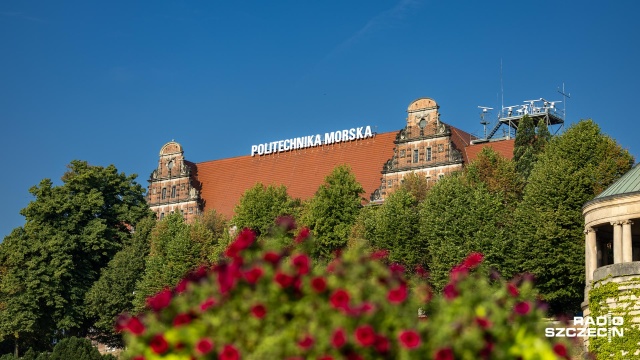 Nad budynkiem przy Wałach Chrobrego w Szczecinie pojawił nowy szyld. Oficjalnie nazwy Politechnika Morska szczecińska uczelnia będzie używać od 1 września.