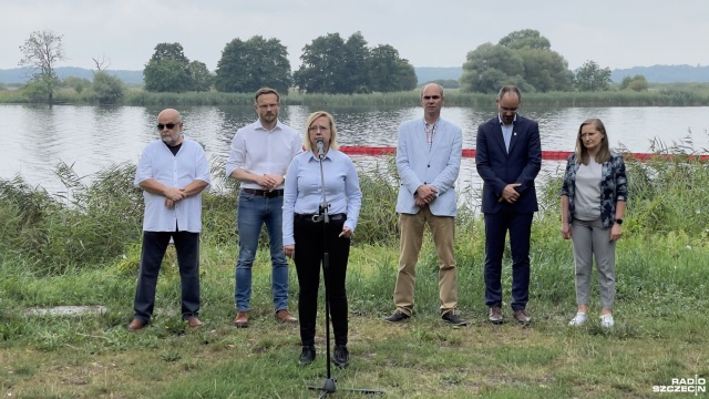 Przed nami są badania złotych alg znalezionych w Odrze, by stwierdzić, co przyczyniło się do pojawienia się w rzece tego konkretnego gatunku - mówiła w Gryfinie Anna Moskwa, minister klimatu i środowiska.
