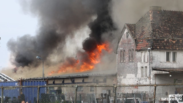 Strażacy otrzymali zgłoszenie o ogromnych kłębach dymu w okolicach jednego z nabrzeży. Doszło tam do zapalenia się dachu budynku, którego właścicielem jest Stocznia Południe.