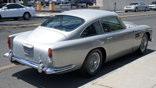 Srebrny Aston Martin DB5, który należał do aktora Seana Connery039ego, został sprzedany na aukcji za 2 miliony 400 tysięcy dolarów.