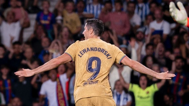 FC Barcelona pokonała na wyjeździe Real Sociedad San Sebastian 4:1 (1:1) w meczu 2. kolejki Primera Division.