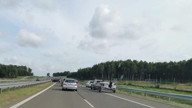 Trzy samochody osobowe zderzyły się na drodze S6.