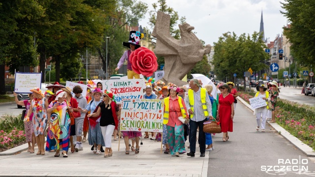 Kolorowy pochód ulicami miasta otworzył drugą edycję Tygodnia Inicjatyw Senioralnych w Szczecinie.