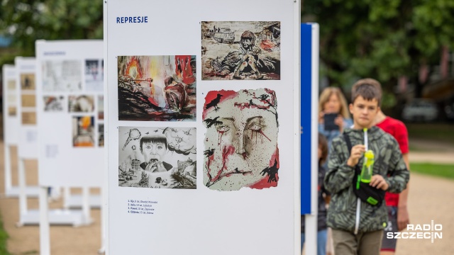 Po jednej stronie rysunki polskich dzieci z 1946 roku, wspomnienie straszliwej niemieckiej okupacji - a z drugiej także rysunki, również przygotowane przez dzieci, ale z Ukrainy, pokazujące trwającą napaść rosyjską.