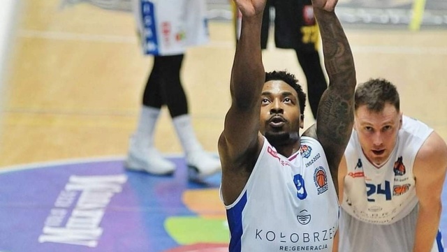 Jeden z liderów koszykarskiej Kotwicy odchodzi. Klub rozwiązał kontrakt z winy amerykańskiego rozgrywającego.