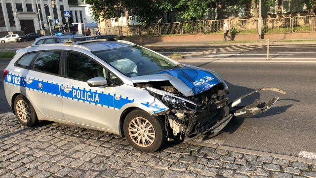 Kolizja na skrzyżowaniu ulic Sczanieckiej i Emilii Plater w Szczecinie.