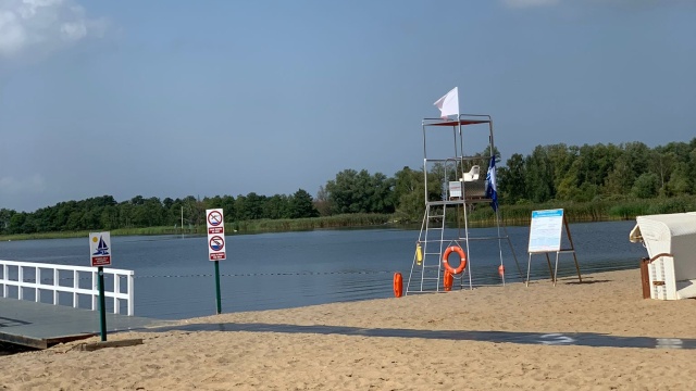 Stepnicka plaża znów otwarta. Państwowy Powiatowy Inspektorat Sanitarny w Goleniowie po przeprowadzeniu kolejnej kontroli stanu sanitarno-higienicznego wody nie stwierdził nieprawidłowości.
