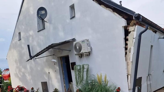 Wybuch butli gazowej w domu jednorodzinnym pod Gryfinem we wsi Orzechów.
