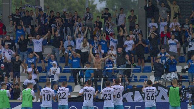 Trwa znakomita passa piłkarzy Kotwicy Kołobrzeg w 2. lidze. Beniaminek rozgrywek odniósł dziś siódme z rzędu zwycięstwo pokonując na wyjeździe Radunię Stężyca 2:1 w 8. kolejce spotkań.