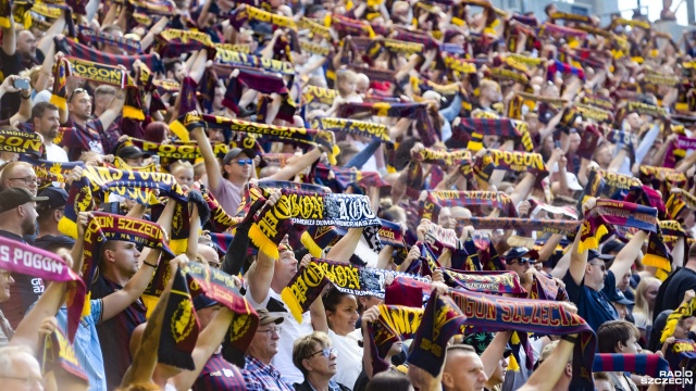 Komplet widzów zobaczy na powstającym nowym stadionie przy Twardowskiego mecz piłkarzy Pogoni z Zagłębiem Lubin w rozgrywkach o mistrzostwo Polski. Wszystkie bilety zostały sprzedane o czym poinformował szczeciński klub.