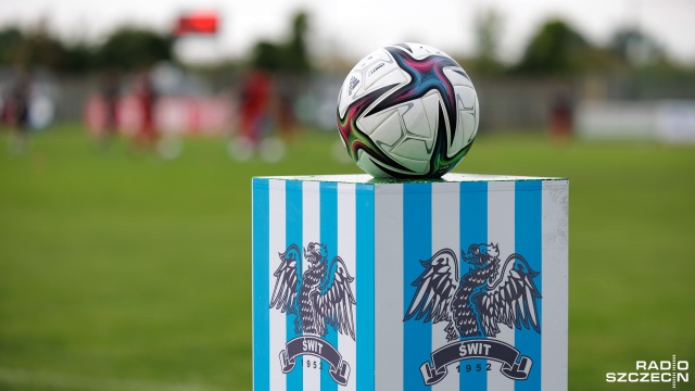 Piłkarskie emocje połączone z rodzinnym piknikiem i charytatywną akcją. Na stadionie przy ul. Stołczyńskiej w Szczecinie, Świt Szczecin zmierzy się w niedzielę z Błękitnymi Stargard. Podczas wydarzenia będzie można również wesprzeć Jakuba Znojka.