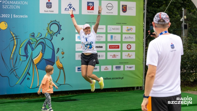 43. PKO Półmaraton Szczecin zakończony. Pierwszy na mecie był Tomasz Kozłowicz, który pokonał dystans 21 kilometrów i 97 metrów w godzinę 12 minut i 18 sekund.