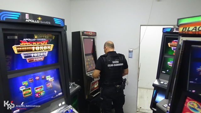 Biały proszek i tabletki znaleźli policjanci i pracownicy służby celno-skarbowej w nielegalnym punkcie hazardowym w Szczecinie.