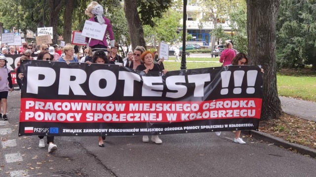 Pracownicy Miejskiego Ośrodka Pomocy Społecznej z Kołobrzegu przystąpili do kolejnej akcji protestacyjnej. Walcząc o podwyżki, tym razem wyszli na ulice miasta z banerami i transparentami.