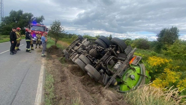 Ciężarówka wylądowała w rowie na ulicy Tczewskiej w szczecińskim Wielgowie. Nikomu nic się nie stało, ale ruch w tej części Szczecina odbywa się wahadłowo.