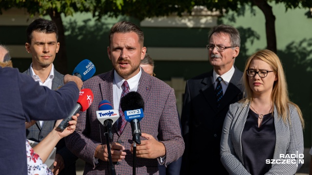 Brak nadzoru nas służbami komunalnymi zarzucają Piotrowi Krzystkowi radni z klubu Prawa i Sprawiedliwości. Mówili o tym podczas konferencji prasowej, przed sesją Rady Miasta. Jako przykłady podawali problemy z komunikacją miejską: obcinaniem kursów czy brakiem podwyżek dla kierowców.