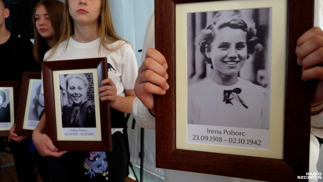 Uroczystości pogrzebowe polskich więźniarek z Ravensbruck.