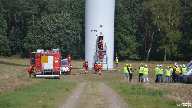 Mężczyzna zasłabł w turbinie wiatrowej i potrzebuje pomocy na wysokości kilkudziesięciu metrów - taki był scenariusz ćwiczeń zorganizowanych przez kołobrzeską straż pożarną.