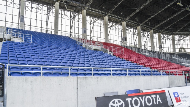 Trybuna wschodnia stadionu imienia Floriana Krygiera w Szczecinie gotowa na przyjęcie kibiców. I to nie tylko sympatyków Pogoni Szczecin, ale także grupy fanów drużyny przyjezdnej.