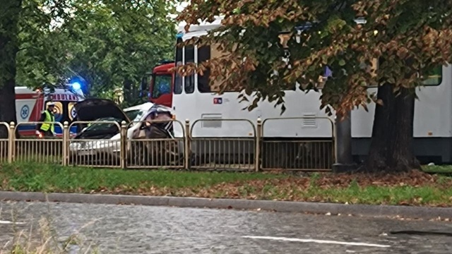 Zderzenie tramwaju z samochodem osobowym na ulicy Żołnierskiej w Szczecinie. Do zdarzenia doszło w okolicach skrzyżowania z ulicą Somosierry. Jedna osoba w tym wypadku została ranna.