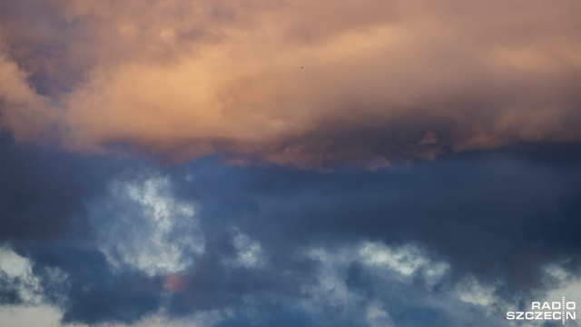 Wielu mieszkańców zachodniopomorskiego wybudziła dziś w nocy potężna burza. Niestety to nie koniec. Instytut Meteorologii i Gospodarki Wodnej ostrzega przed burzami z gradem i przed silnym deszczem w województwach południowych i zachodnich.