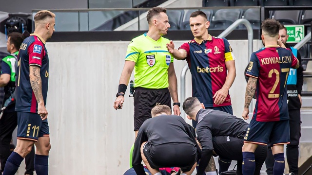 Kacper Smoliński piłkarz Pogoni Szczecin wyłączony z gry na pół roku. 21-letni pomocnik w niedzielnym meczu z Lechem Poznań był na boisku kilkadziesiąt sekund i uszkodził przeszczepione więzadło krzyżowe przednie.