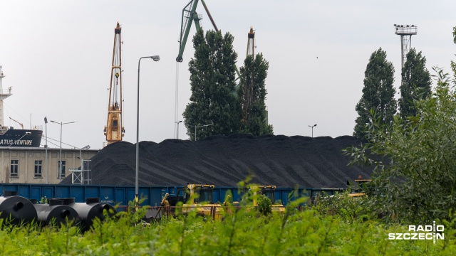 Teraz jest on transportowany statkami do kraju - mówi wiceminister infrastruktury Marek Gróbarczyk. Porty odnotują znaczący wzrost przeładunków węgla - dodaje.