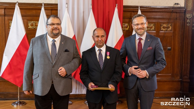 Kilkudziesięciu pracowników Morskiej Stoczni Remontowej Gryfia otrzymało Złote Medale Za Zasługi, przyznane przez Prezydenta RP Andrzeja Dudę.