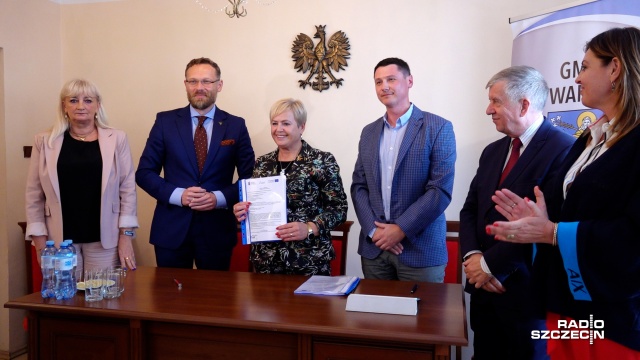 W małej gminie szykuje się duża inwestycja. Warnice będą miały nową oczyszczalnię ścieków. Stara zostanie rozebrana. Dziś władze gminy podpisały umowę z wykonawcą firmą EkoWodrol.