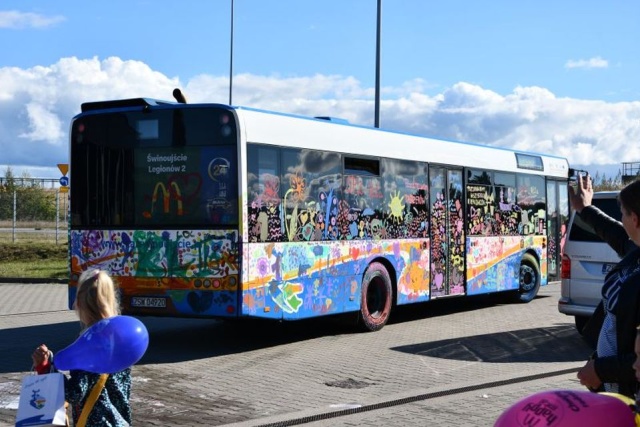 Dzieci wybiegły wesoło ze szkoły i... pomalowały autobus, który wypuściły w miasto.