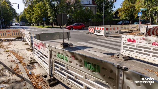 Zmiana organizacji ruchu na skrzyżowaniu ulic Piotra Skargi, Monte Cassino i Wyspiańskiego w Szczecinie. Spowodowana jest rozpoczęciem kolejnego etapu prac przy wymianie, częściowo poniemieckiej, sieci wodociągowej.