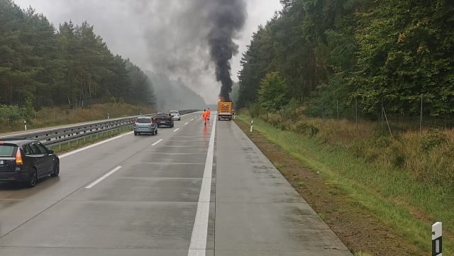 Pożar samochodu na A11. Autostrada zablokowana