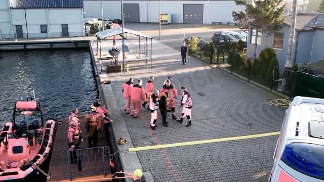 Trzy osoby są ranne. Do wypadku doszło 13 mil morskich od Świnoujścia. 160-metrowej długości kontenerowiec Nordic Italia uderzył w kuter DZI 18.
