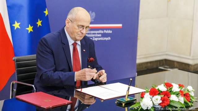 Minister spraw zagranicznych, Zbigniew Rau podpisał notę dyplomatyczną w sprawie reparacji wojennych od Niemiec.