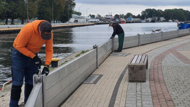 Na obu brzegach rzeki Wieprzy zamontowany został mobilny system zapór przeciwpowodziowych.