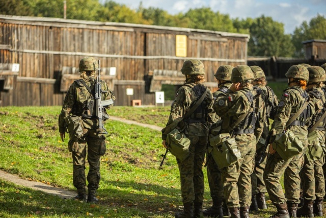 Rusza akcja Trenuj z Wojskiem. Są to szkolenia, podczas których przewidziana jest nauka podstaw walki wręcz, strzelania z broni palnej, pierwszej pomocy czy topografii.