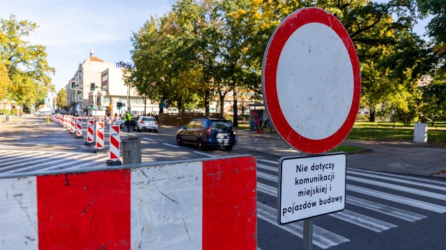 Ruszyła przebudowa placu Zwycięstwa w Szczecinie. W niedzielę rozpoczął się tam remont torowiska.