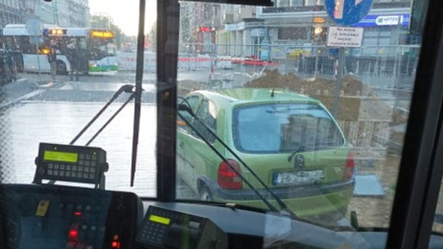 Rekordowe opóźnienie szczecińskiego miejskiego autobusu - a wszystko przez kobietę, która nieprawidłowo zaparkowała swoje auto na remontowanej alei Wojska Polskiego.