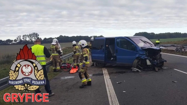 Bus uderzył w bariery na drodze S6 w pobliżu Natolewic pod Gryficami.