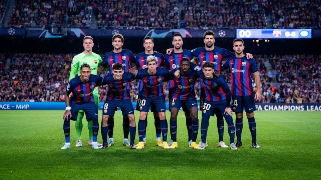 Robert Lewandowski strzelił dwa gole, a jego Barcelona zremisowała z Interem Mediolan 3:3 (1:0) i zachowuje matematyczne szanse na awans do fazy pucharowej piłkarskiej Ligi Mistrzów.